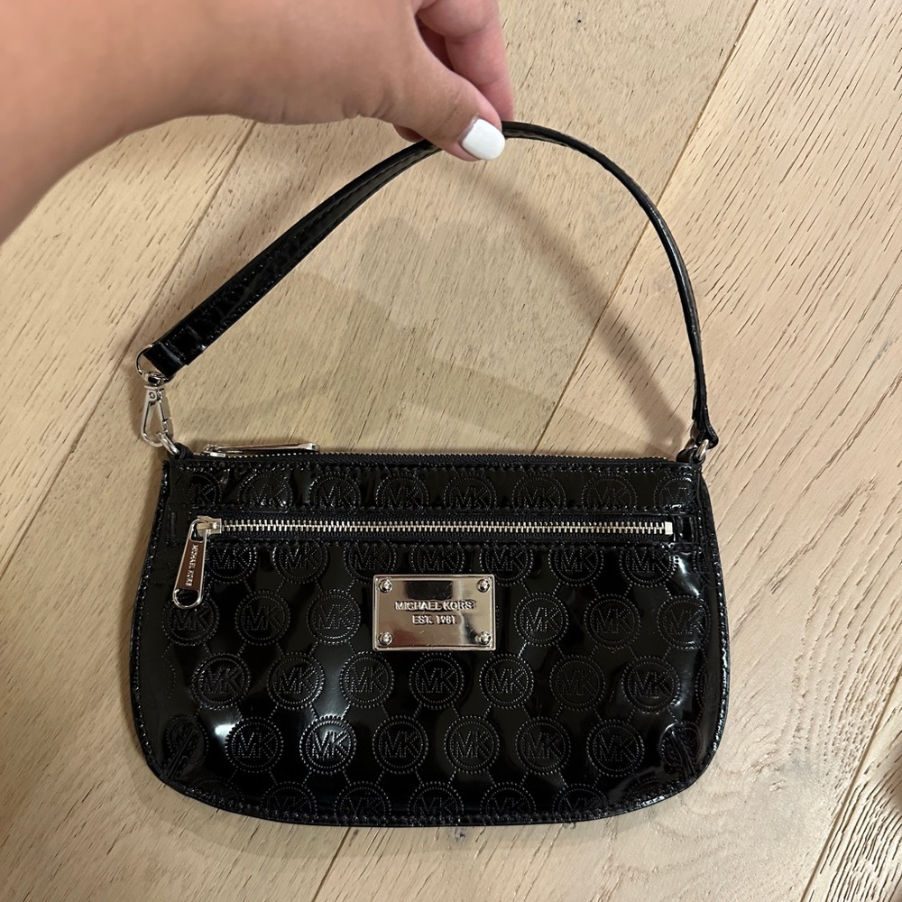 Authentic Michael Kors Mini Bag in Black faux patent leather